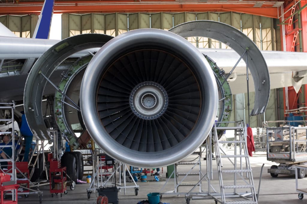 Maintenance of an aircraft engine in the hangar